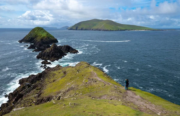 Couple Lovers Entwined Contemplate Magnificent Landscape Ireland Ocean Front Facing — Zdjęcie stockowe