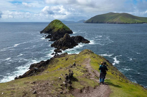 Couple Lovers Entwined Contemplate Magnificent Landscape Ireland Ocean Front Facing — Zdjęcie stockowe