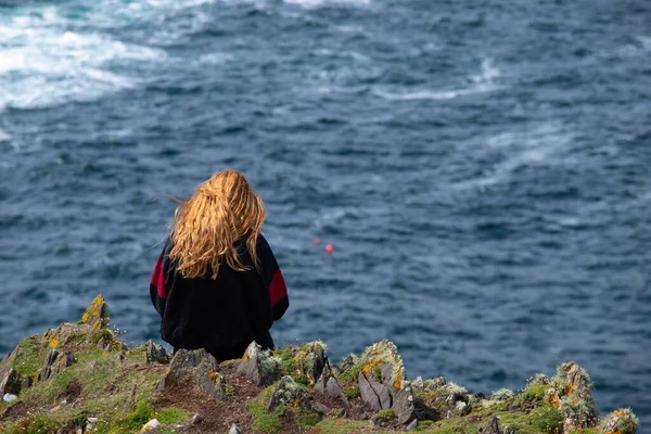 Pretty Young Irish Girl Long Red Hair Sits Rock Looking — Zdjęcie stockowe