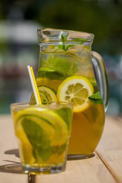 Citrus Lemonade Mint Lemon Lime Ice Glass Decanter Next Glass — Stockfoto