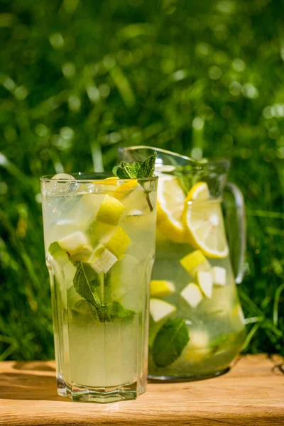Hausgemachte Limonade Mit Minzblättern Ingwerscheiben Und Zitronenscheiben Das Getränk Befindet — Stockfoto