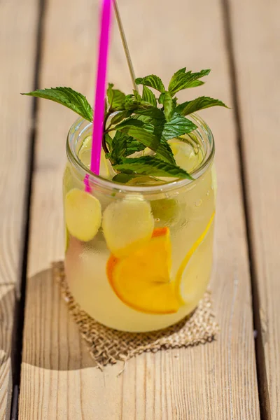 Limonade Mit Orange Zitrone Eis Und Ingwerstücken Darüber Ein Zweig — Stockfoto