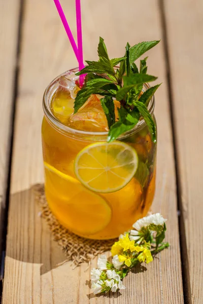 Iced Tea Orange Lime Ice Sprig Mint Stands Top Two — Stockfoto