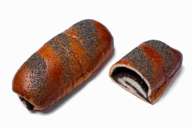 Beyaz bir tabakta haşhaş tohumları serpiştirilmiş haşhaş tohumlu çörek, yakın plan. Tam ve bölgesel dolgu. Yatay yönelim 