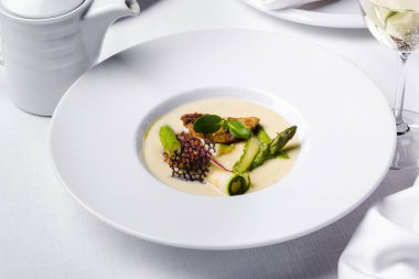 Balık çorbası, fasulye salatası, pırasa, bezelye salatası, turp, dantel cips, kabak ve kuşkonmaz fasulyesi.