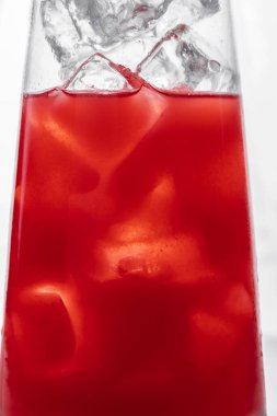 Beyaz arka planda buzlu bardakta kokteyl.
