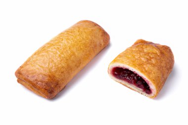 Beyaz tabakta vişne reçelli çörek, yakın plan. Tam ve bölgesel dolgu. Yatay yönelim