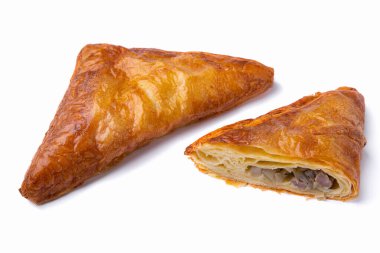 Beyaz arka planda eti olan şişme üçgen, yakın plan. Tam ve bölgesel dolgu. Yatay yönelim