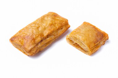 Beyaz tabakta elma reçelli poğaça, yakın plan. Tam ve bölgesel dolgu. Yatay yönelim