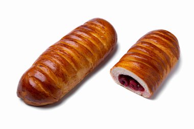 Beyaz tabakta vişne reçelli çörek, yakın plan. Tam ve bölgesel dolgu. Yatay yönelim 