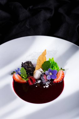 Çilek, nane, cips, çiçek yaprakları, dondurma, marul ve reçelli şeffaf şeker diş ipi. Dikey yönelim