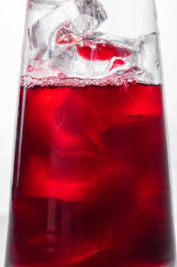 Beyaz arka planda buzlu bardakta kokteyl.