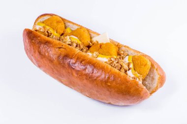 Tavuklu sosisli sandviç, soğan gevreği, peynir, hardal ve mayonez beyaz tabakta..