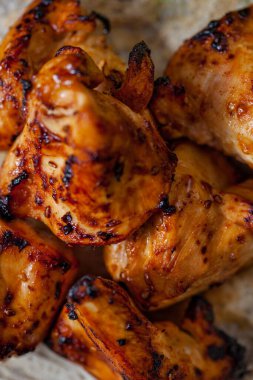 Pide ekmeğinde tavuk kebabı, yanında lahana salatası, sebze soslu bir kase. Yiyecek, yakınlarda çatal ve bıçakla birlikte tahta bir tahtanın üzerinde. Tahta ahşap bir masanın üzerinde, yanında bir biberlik ve tuzluk var..