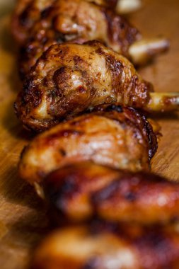 Metal bir şişte ızgara tavuk bacağı.