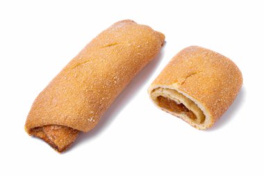 Kayısı reçelli çörek ve beyaz tabakta şeker parçacıkları, yakın plan. Tam ve bölgesel dolgu. Yatay yönelim