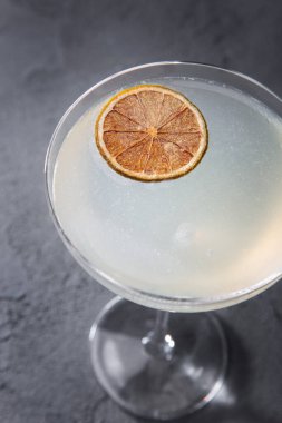 Buzlu kokteyl ve beton bir masada kurumuş kireç.