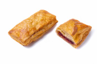 Beyaz tabakta çilek reçelli poğaça, yakın plan. Tam ve bölgesel dolgu. Yatay yönelim