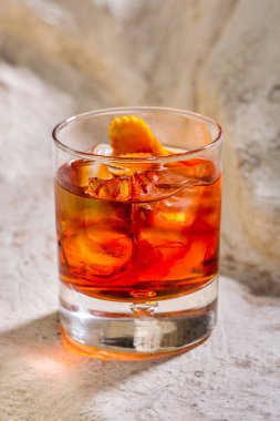 Buzlu kokteyl ve beyaz bir pencere kenarında duran portakal kabuğu.