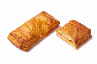 Beyaz tabakta jambon ve peynirli tüp, yakın plan. Tam ve bölgesel dolgu. Yatay yönelim