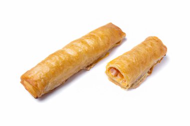 Beyaz tabakta jambon ve peynirli tüp, yakın plan. Tam ve bölgesel dolgu. Yatay yönelim