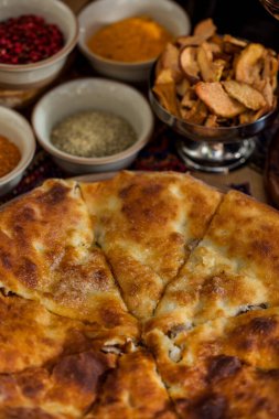 Tabakta turta, üzümler, kurutulmuş elmalar, baharatlar, bir bardak kırmızı şarap. Dikey yönelim 