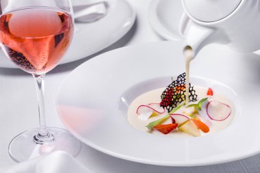 Peynirli, pırasalı, küflü, mung fasulyesi salatası, turp, dantel cips ve çilekli çorba.