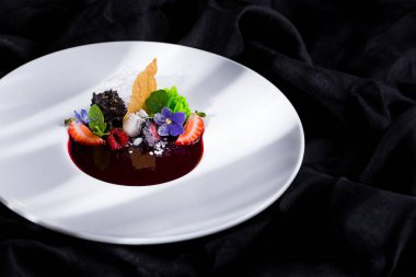 Çilek, nane, cips, çiçek yaprakları, dondurma, marul ve reçelli şeffaf şeker diş ipi. Yatay yönelim