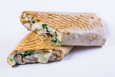 Pide ekmeğinde suluguni, maydanozlu, tavuklu ve mantarlı soyutlanmış beyaz arka plan..