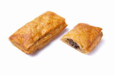 Beyaz tabakta etli poğaça, yakın plan. Tam ve bölgesel dolgu. Yatay yönelim