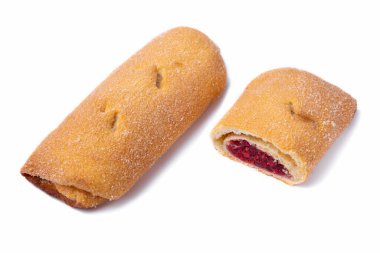 Ahududu reçelli çörek ve beyaz tabağa şeker serpiştirilmiş, yakın plan. Tam ve bölgesel dolgu. Yatay yönelim