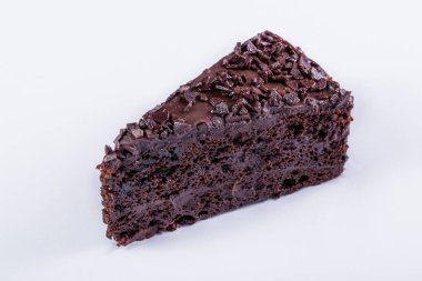 Beyaz arka planda çikolata parçalı bir dilim pasta. Yatay yönelim