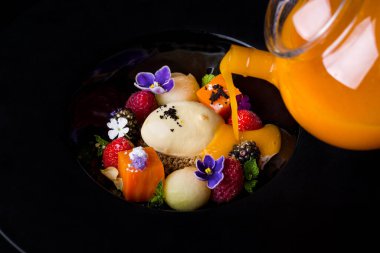 Tatlı, havuç, reçel, ahududu, böğürtlen, çilek, çiçek, dondurma topu, tabakta yulaf ezmeli kurabiye ve koyu arkaplan