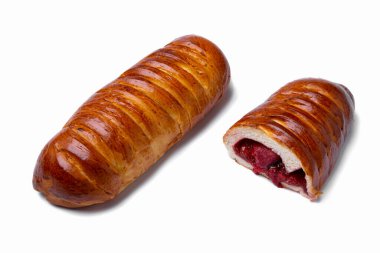 Beyaz tabakta çilek reçelli çörek, yakın plan. Tam ve bölgesel dolgu. Yatay yönelim 