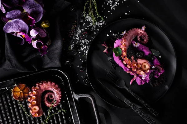 Octopus Pink Sorbet Turkey Leaves Blackberries Lace Sauce Flower Petals — Fotografia de Stock