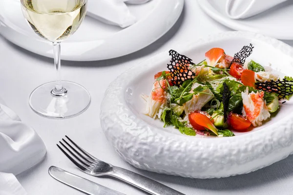 Salade Met Krab Erwtenspruitjes Tomaten Sla Kant Chips Peterselie Kaas — Stockfoto