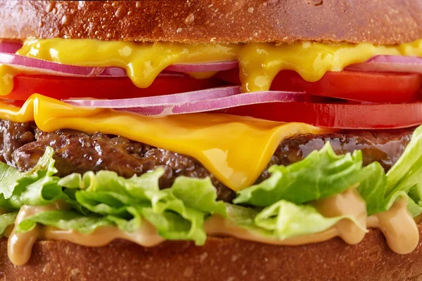 Гамбургер Свиной Котлеткой Салатом Луком Помидорами Сыром Соусом Белом Фоне — стоковое фото