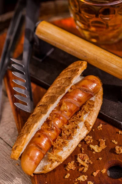 Amerikanischer Hot Dog Mit Schweinswurst Zwiebelflocken Auf Einem Holzbrett Der — Stockfoto