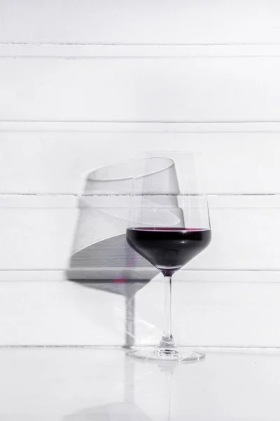 Red Wine Glass Standing White Table White Wooden Background — Foto de Stock