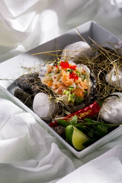 Zalmtartaar Sint Jakobsschelpen Avocado Met Tobiko Kaviaar Het Voedsel Ligt — Stockfoto