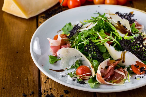 Salad Prosciutto Tomatoes Arugula Lettuce Cheese Young Shoots Lace Chips — Stock fotografie