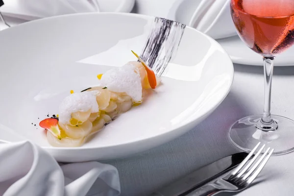 Scallop Fijn Gehakt Gestapeld Een Dia Top Met Citrusschuim Eetbare — Stockfoto