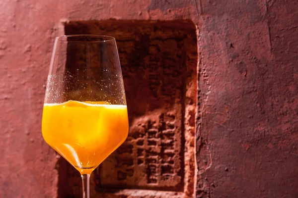Cocktail Orange Juice Glass Standing Table Background Brick Wall — Foto de Stock