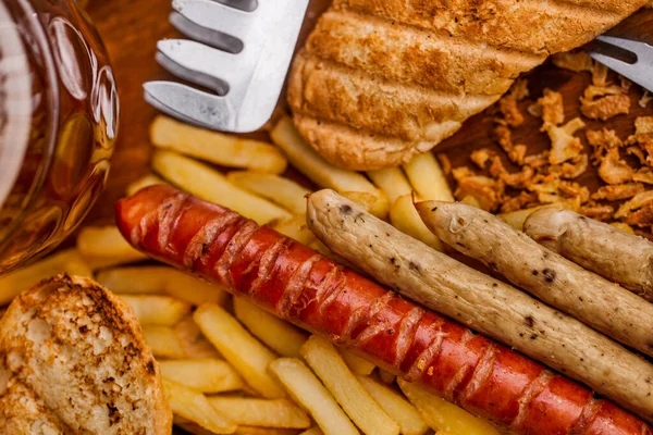 Amerikanischer Hot Dog Mit Rinderwurst Drei Putenwürstchen Pommes Zwiebelflocken Auf — Stockfoto