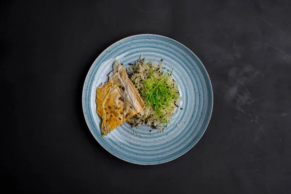 Buharda Pişirilmiş Yabani Pirinç Mikroyeşil Soğan Lahanası Yanında Keten Taneli — Stok fotoğraf