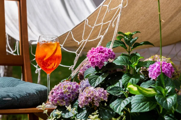 Cocktail Ice Orange Glass Stands Chair Surrounded Flowers — Foto de Stock
