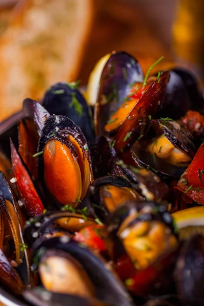 Sea Mussels Fried Butter Garlic Chili Top Chopped Chili Peppers — Stock Photo, Image