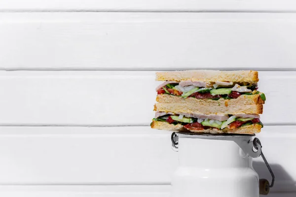 Sandwich Ham Onions Cucumbers Tomatoes Sauce Salad White Can Background — ストック写真