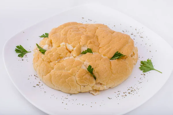 Luftiges Eiweißomelett Mit Petersilienblättern Und Kräutern Das Omelett Liegt Auf — Stockfoto