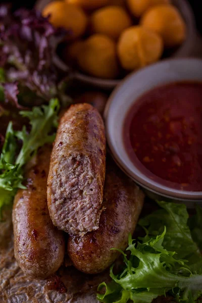 Embutidos Ternera Parrilla Sobre Pan Pita Con Salsa Lechuga Bolas —  Fotos de Stock